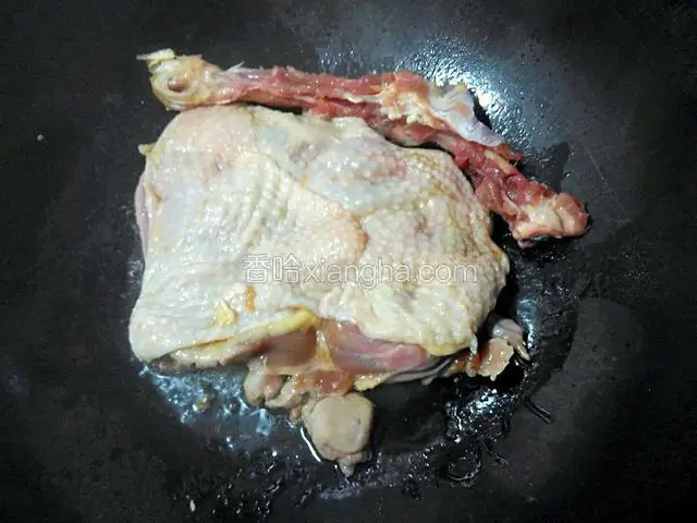 油温七成热，将腌制好的鸡腿肉放入锅中油煎。鸡骨头也放进去一起煎。刚放进去不要急着翻面，让鸡腿肉小火慢慢煎。