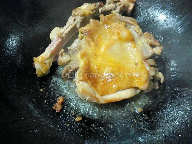 简直鸡皮焦黄，再将鸡腿肉翻面。
