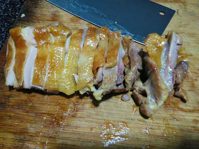 将煎好的鸡腿肉改刀切条。
