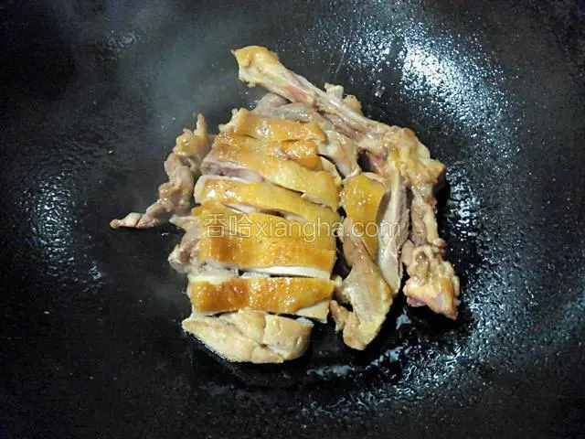 将切好的鸡腿肉码入锅中。鸡腿骨也放进去一起煮，不要浪费。