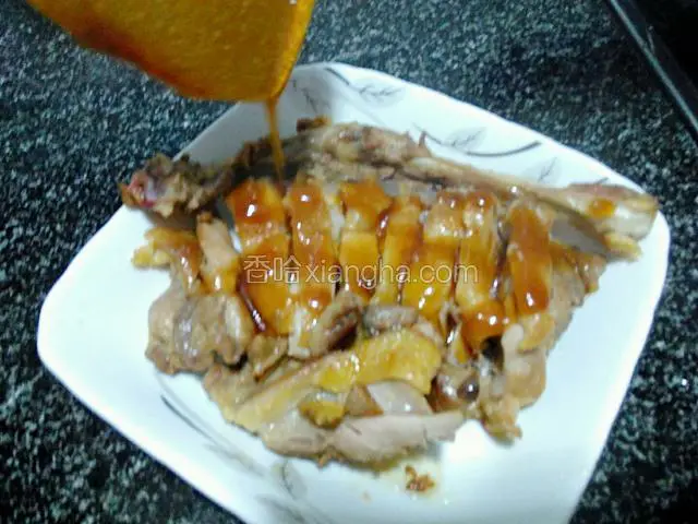 将酱汁均匀的浇到鸡腿肉上。
