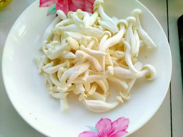 把白玉菇根切掉备好