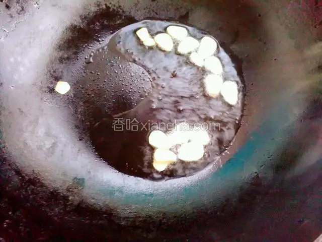 锅中放油烧开把蒜片炒香