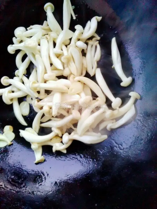 把白玉菇放入锅中翻炒