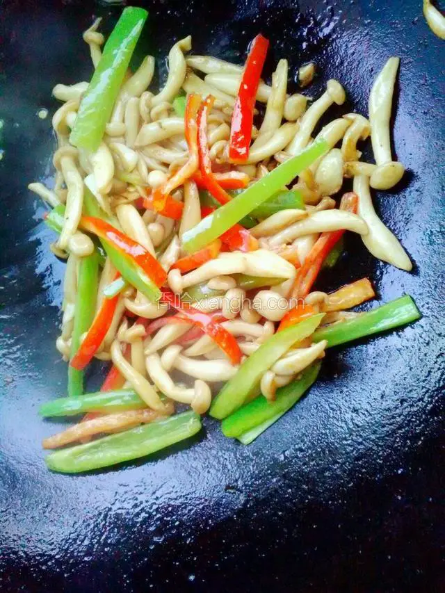 加入双椒和耗油盐鸡精