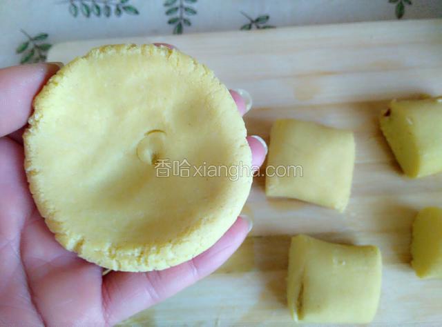 拿一个面剂子压成饼