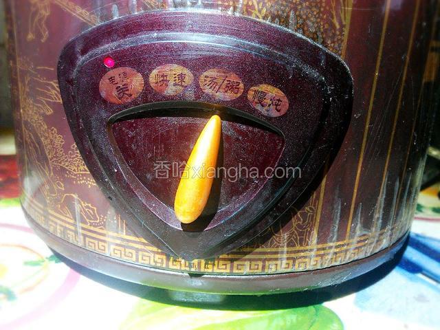 紫砂锅调至“汤/粥”煲一个小时至一个半小时