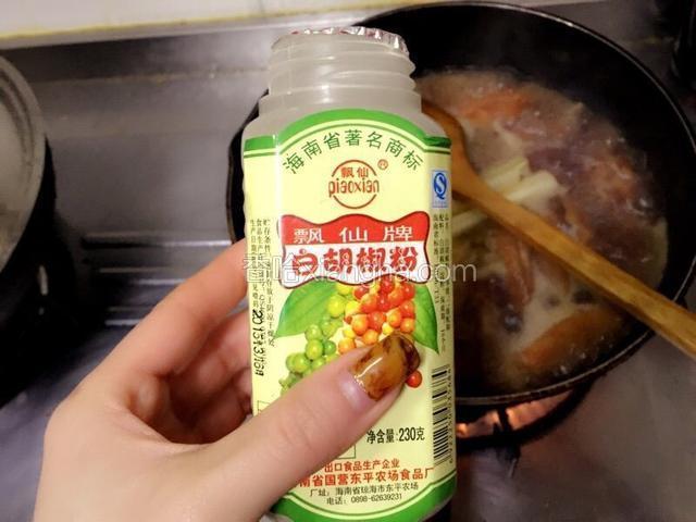 撒白胡椒粉，适量