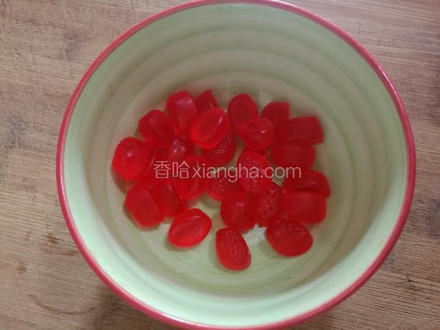 准备一包70克的草莓味QQ糖。