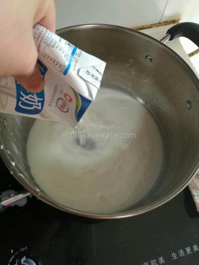 把牛奶倒入奶锅中。