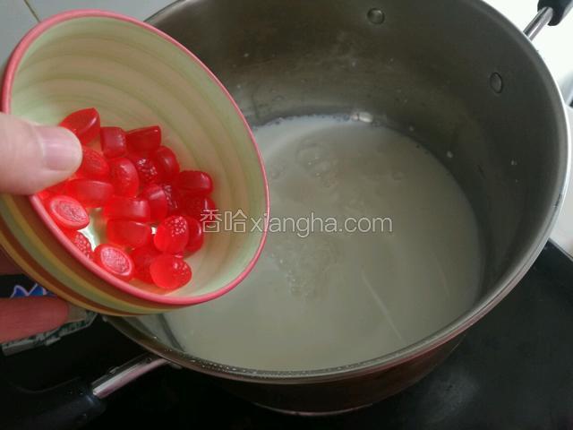 再倒入准备好的QQ糖。