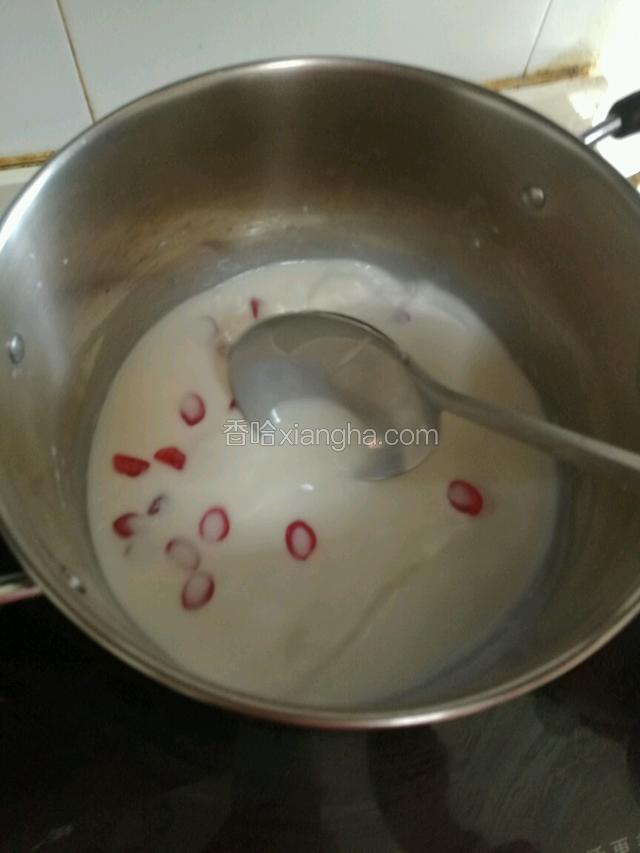 加热的同时要不停搅拌牛奶和QQ糖，不要让糖粘锅底直到QQ糖完全溶解于牛奶。