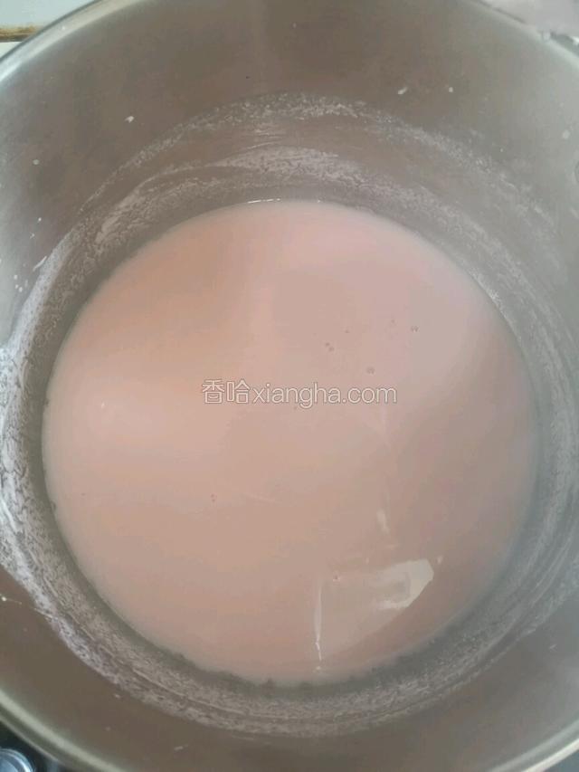 QQ糖完全溶解后的牛奶变为粉色。