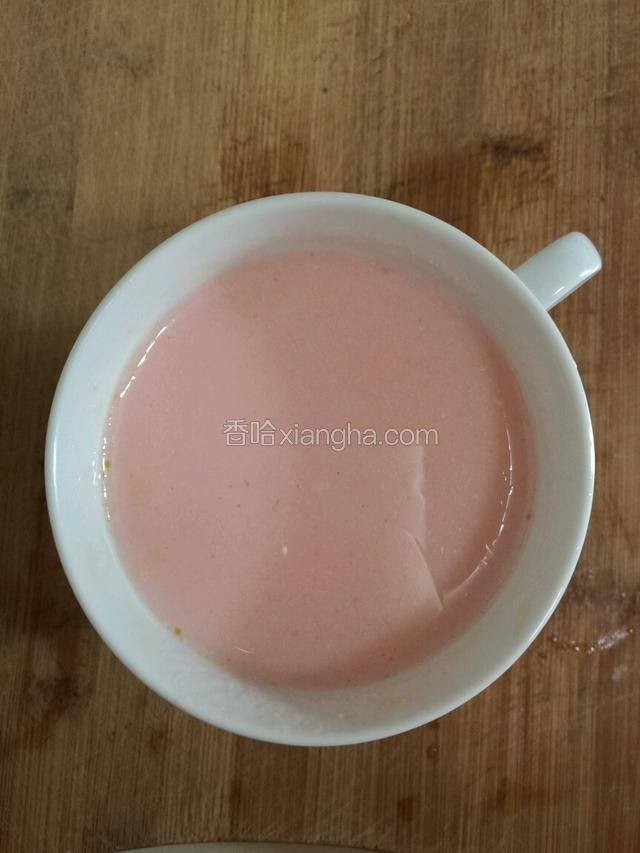 把熬好的牛奶混合物倒入一个干净的容器中。（有现成的模具更好）