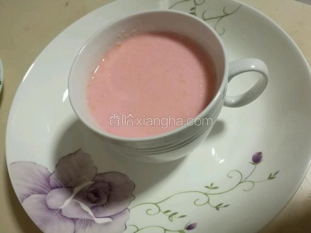 大约冷藏五小时左右，待牛奶再次完全凝固成固态，就可以从冰箱取出了。