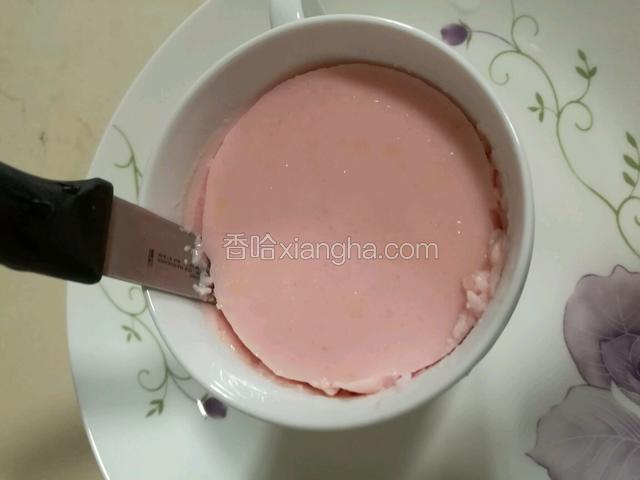 用水果刀顺着容器边转圈划，让奶冻和容器分离。