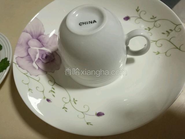 把容器倒扣在盘子上。