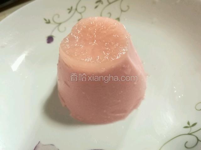 轻轻取走容器，奶冻就留在了盘子中。