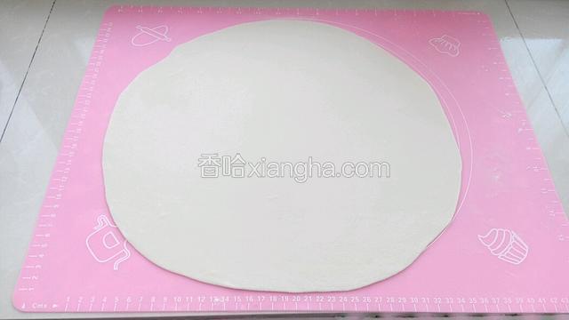 把醒好的面团揉匀后，取适量面团揉匀擀成大圆片，稍微薄一些。