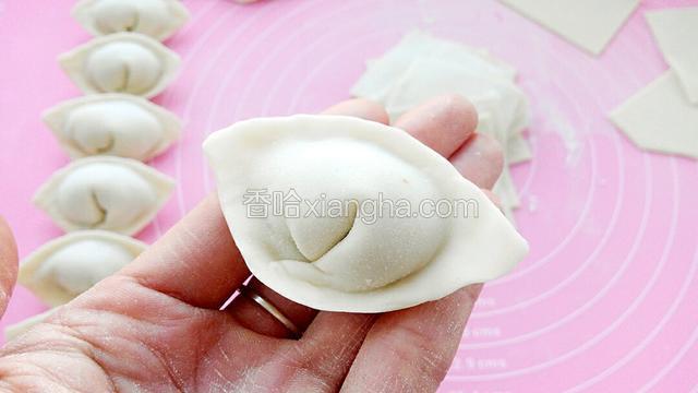捏好后元宝馄饨就包好了。