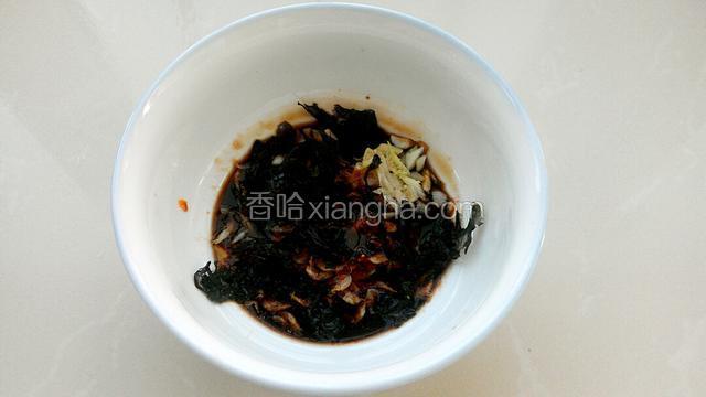 取一个大碗，放入适量的紫菜、虾皮、葱花、生抽、香油、少许盐、鸡精、陈醋和辣椒油。
