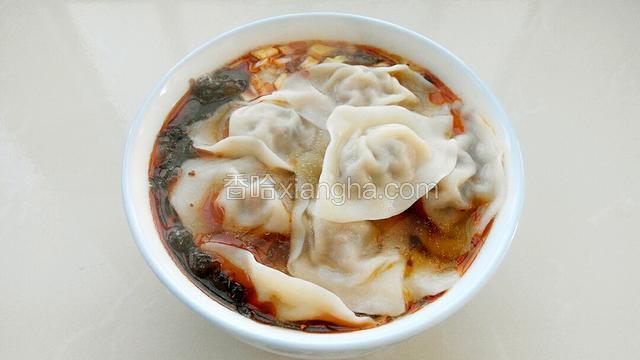 待锅中馄饨全部漂浮上来，馄饨皮变得透明基本就煮熟了，把馄饨捞入碗中。