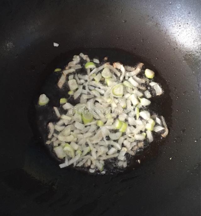 倒入葱花爆香；