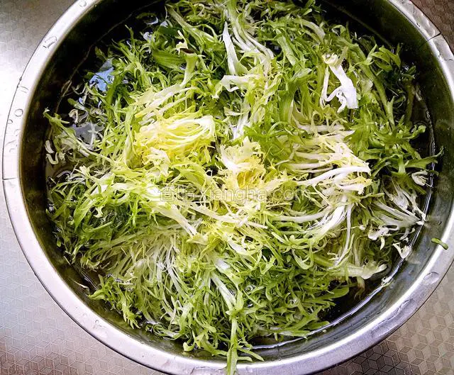 苦菊剪掉根部，用淡盐水浸泡十五分钟