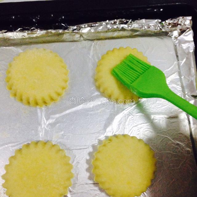 在表面上刷适量蛋液
