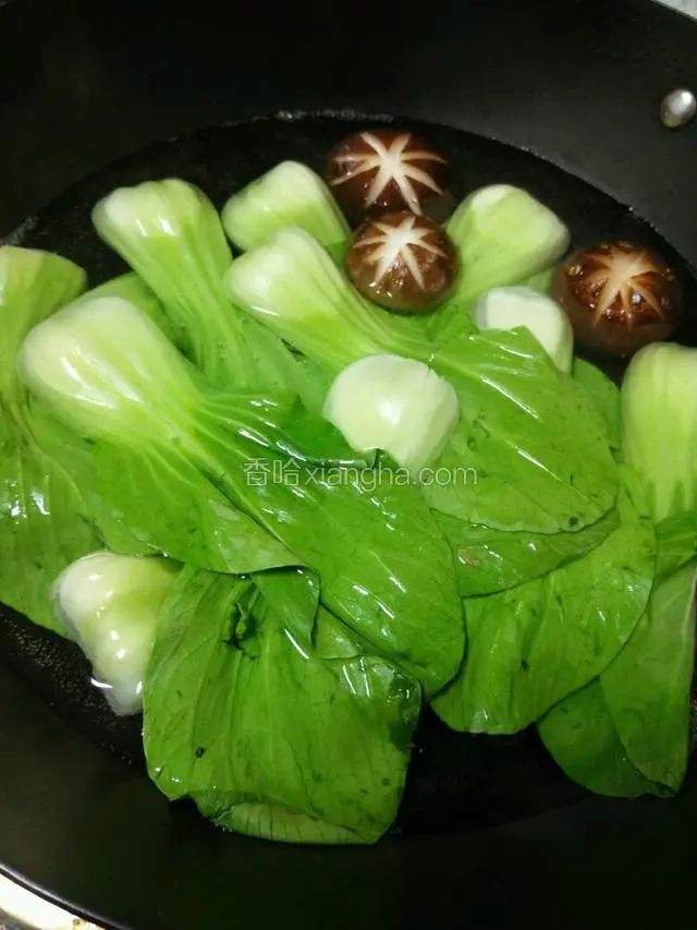 锅内加入水烧开后，放入油菜烫一下出锅放入凉水中，不容易变色，同时加入一点点的盐。