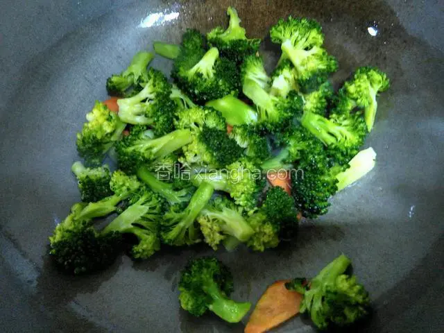 接着倒入西兰花，加盐炒匀即可