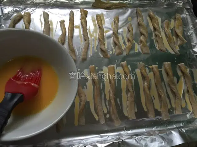 扭成麻花刷蛋液