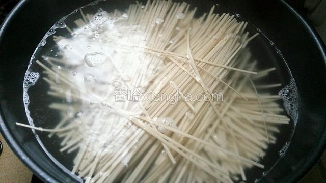烧一大锅开水，下入挂面煮熟。