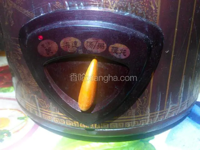 紫砂锅调至“汤/粥”煲至1-2小时