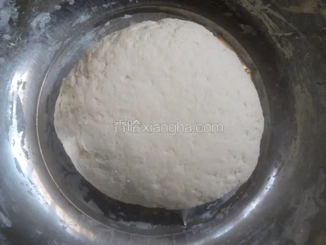 馒头自发粉加温水和面，揉成面团，盖上保鲜膜发酵。