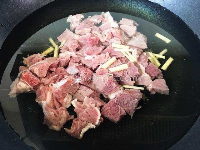 牛肉下锅，放入生姜，开始煮