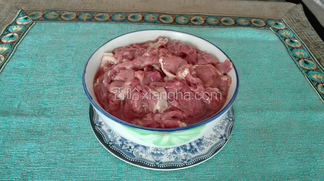 将牛肉切成小片，反复洗净后放入碗中，加入适量淀粉、料酒、生抽、白糖、花椒油，均匀搅拌，腌制约半个小时。