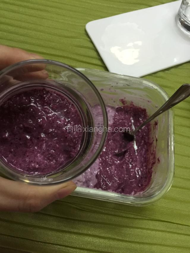 第二天，将蓝莓燕麦酸奶用小勺加入杯子底部
