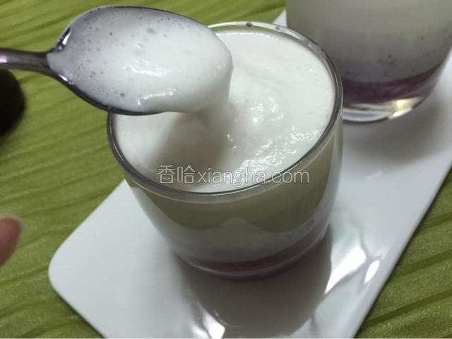 牛奶加一点点糖用搅拌机打成奶泡倒入玻璃杯