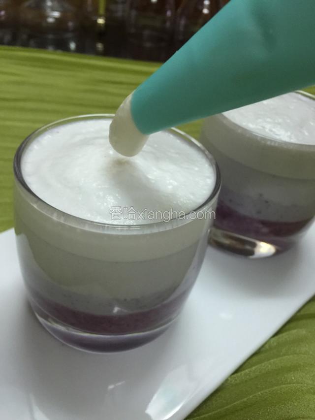 最顶部挤上打发后的鲜奶油