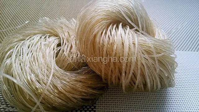 粉条我选用了这种红薯粉，提前用温水泡软就可以，不要泡的太久，这样粉条下锅以后可以更好的吸收汤的精华，吃起来更劲道美味。