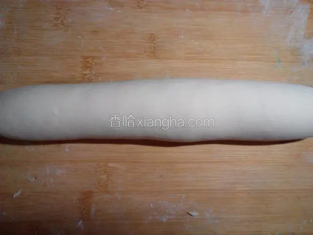 将面团分成几份，搓成长条。