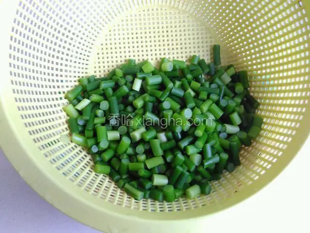蒜苗焯水后冲凉水沥干