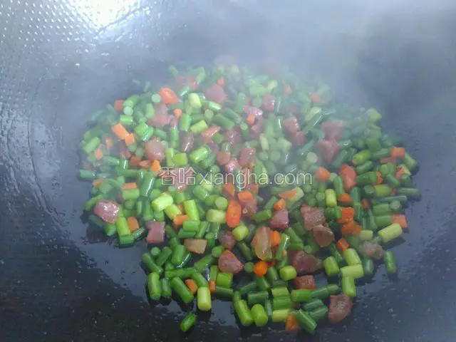 加盐，少许糖炒匀即可