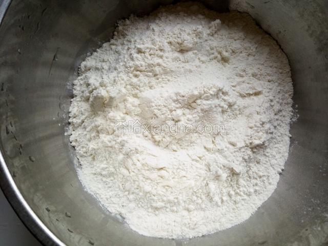 盆里放入面粉和适量的酵母
