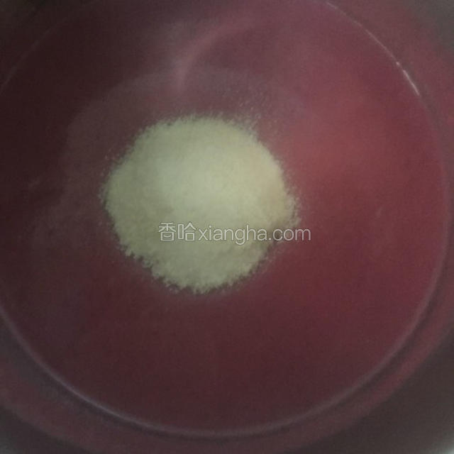 加入吉利丁粉搅拌均匀后关火