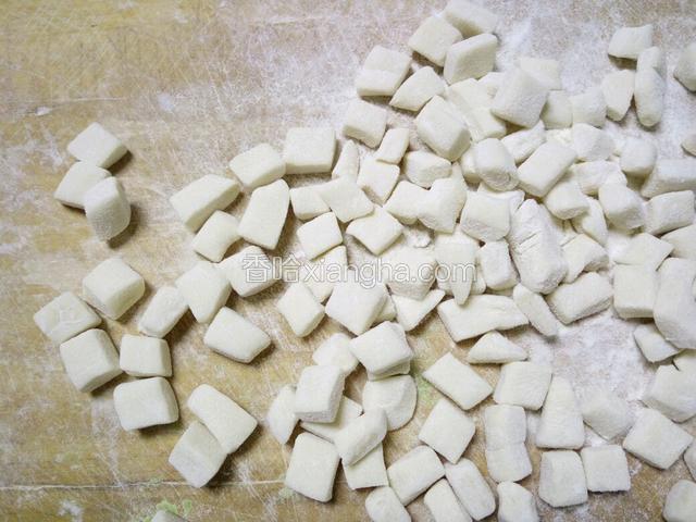 在切成方丁