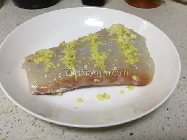 姜蒜切末塞在鱼肉划痕里