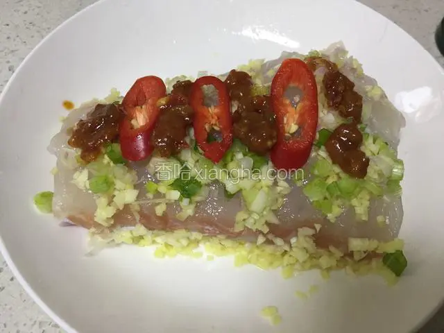 涂上豆瓣，辣椒切片