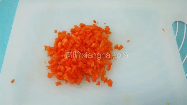 胡萝卜切碎。